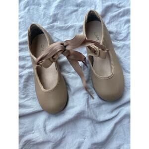 Girl's tan tap shoes sz: 8 T